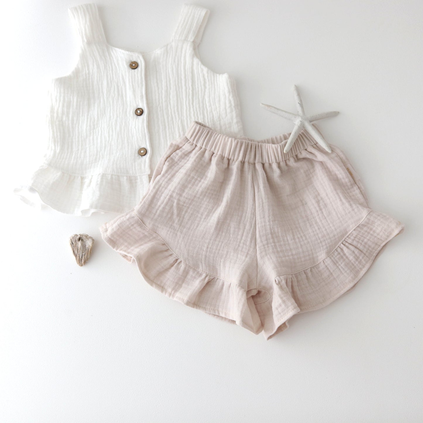 Muslin shorts with a ruffle - SEPIA